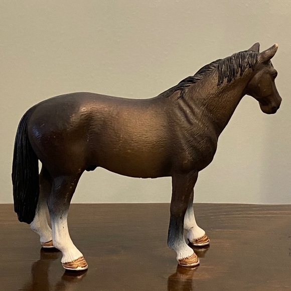 Schleich Brown Hanoverian Horse - Picture 2 of 4